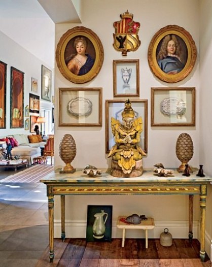 【客廳】瑞典貴族肖像、俄羅斯盾徽、銀製品描繪、球果尖頂飾(cone finials)、印度雕塑、路易十六邊桌