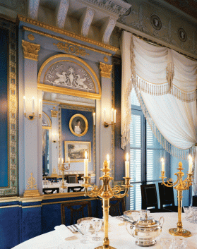 【餐廳】絲質的古代鑲邊帷幔、大特里亞農宮(Grand Trianon)的圓餐桌、楓丹白露宮的塞弗爾(Sèvres)瓷餐具、巴卡拉(Baccarat)的Harcourt系列水晶杯