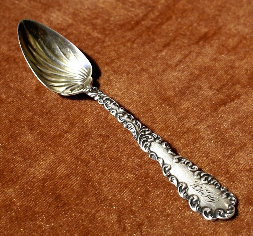 作者：美國R.Wallace & Sons 名稱：純銀925銀湯匙。 署名：R. W. STERLING落款。 技法：手工鑄造。 尺寸：14.5 cm。 年代：十九世紀末（匙柄背面標示95）。（SI 057） 作品介紹：R.Wallace & Sons 1871-1954。 